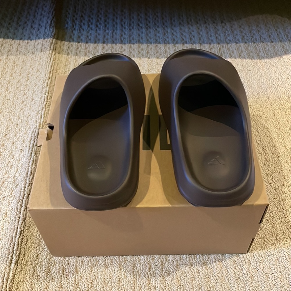 Yeezy Slide Soot - Picture 3 of 9